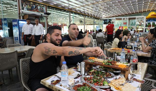 Adana'ya gelen turistler kebap yemeden dönmüyor