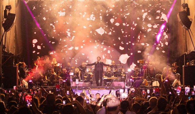 Çim Konserleri'nde Mahsun Kırmızıgül sahne aldı