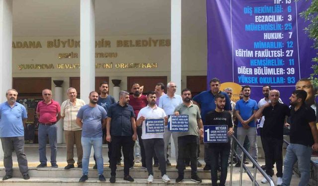 Adana’da dolmuş şoförleri belediye önünde eylem yaptı