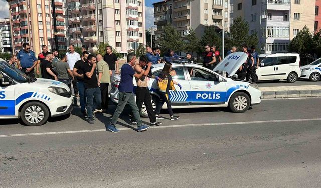 Bıçaklı kavganın şüphelileri kaçarken polis otomobiline çarptı