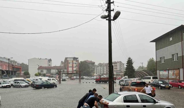 Çaycuma’da şiddetli sağanak yağış, terminal bölgesini su bastı