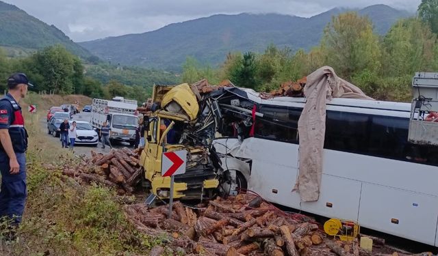 Kamyon ile otobüs çarpıştı: 2 ölü, 21 yaralı