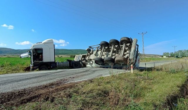 Makas atan tırın dorsesi yan yattı,  yol trafiğe kapandı