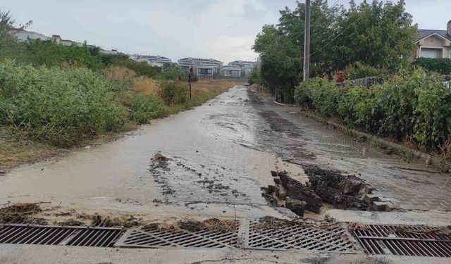 Sağanak yağışta yolda çukur oluştu