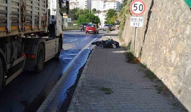 Tırın çarptığı motosiklet sürücüsü hayatını kaybetti, ağabeyi yaralı