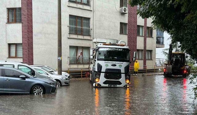 Yağış nedeniyle mazgal tıkandı, ekipler çalışma yaptı