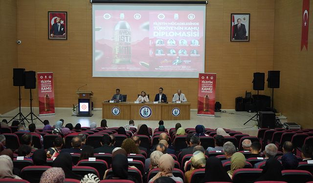 Bayburt'ta 'Filistin Mücadelesinde Türkiye'nin Kamu Diplomasisi' konulu panel düzenledi