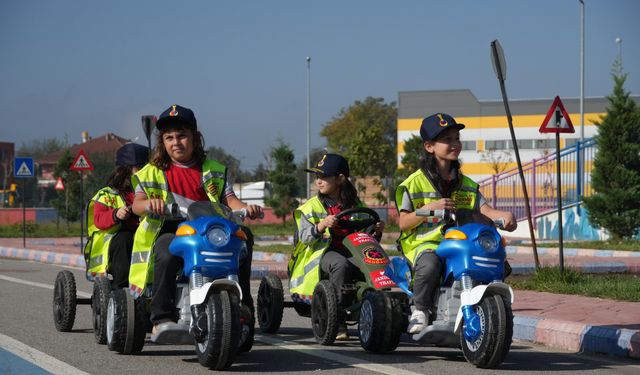 Jandarma ekipleri miniklere trafik kurallarını uygulamalı anlatıyor