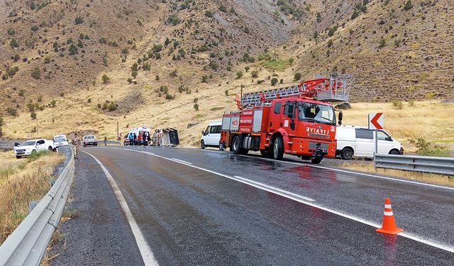 Hakkari’de kamyonet devrildi: 1 yaralı