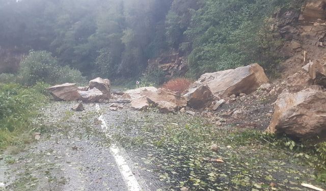 Görele'de heyelan grup köy yolunu ulaşıma kapattı