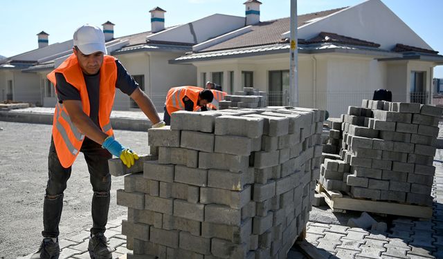 Kuşadası'nda yol yapım çalışmaları Türkmen Mahellesi'ne yoğunlaştı