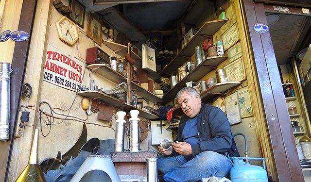 Bir buçuk metrekarelik dükkanında baba ve dede mesleğini yaşatıyor