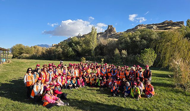 Cumhuriyet'in 101. yılını kutlamak için yola çıkan 101 kadın, Van'ın tarihi turistik yerlerini gezdi