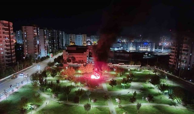 Diyarbakır’da çocuk oyun parkı alevlere teslim oldu