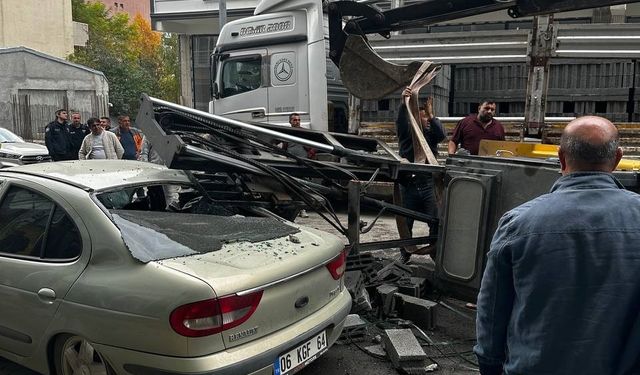 İnşaata Forklift tuğlaları taşırken otomobilin üzerine devrildi