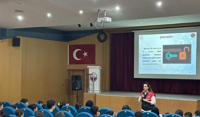 Mersin’de jandarmadan öğrencilere siber farkındalık eğitimi