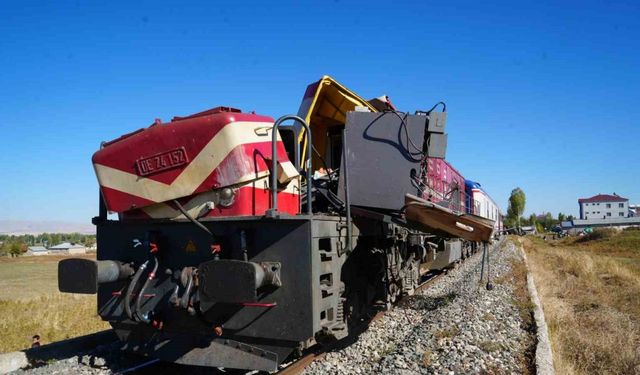 Muş’ta yolcu treni beton pompasına çarptı; 1 ölü, 2 yaralı