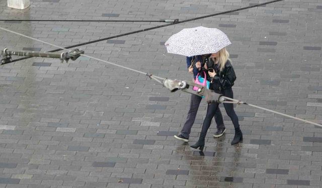 Taksim’de aniden bastıran yağmur vatandaşlara zor anlar yaşattı