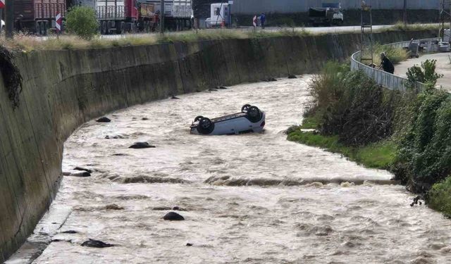 Trabzon’da araç dereye uçtu: 2 yaralı