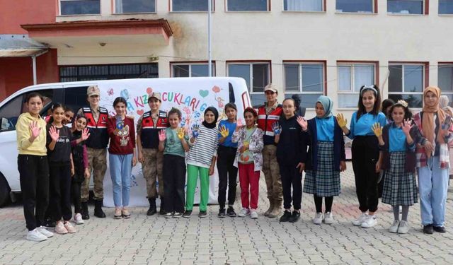 Tunceli’de jandarma, kız çocukları ile bir araya geldi