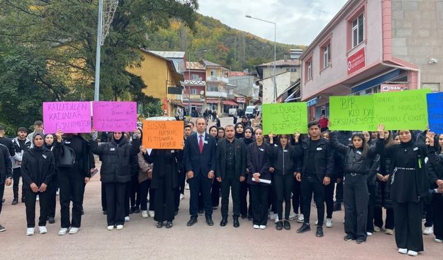 Üniversite öğrencileri kadına yönelik şiddete tepki gösterdi