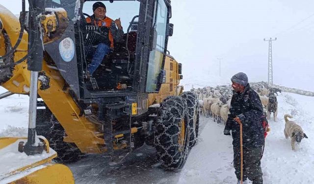 Yaylada sürüsü ile kara yakalanan çobanın imdadına Büyükşehir ekipleri yetişti