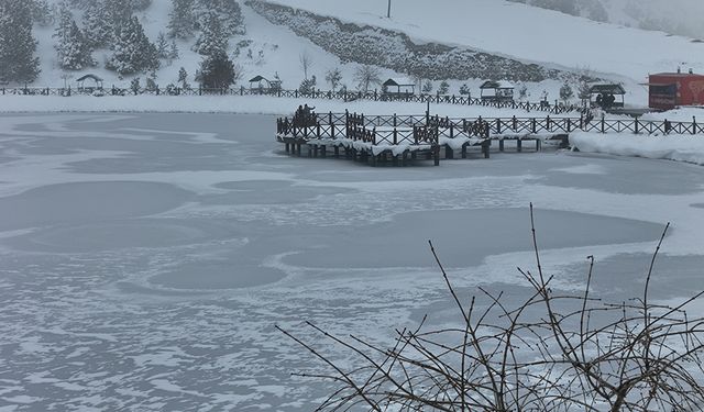 Yüzeyi buz tutan Ardıçlı Gölü'nde mest eden kış manzarası