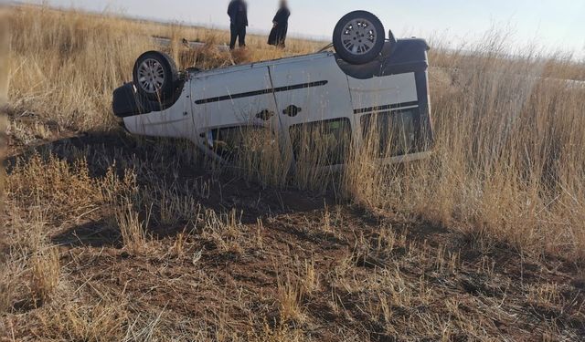 Konya'da hafif ticari araç takla attı: 2'si çocuk 3 yaralı