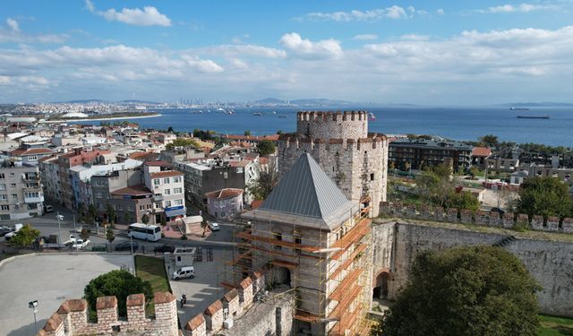 İstanbul siluetinin kaybolan parçaları tamamlanıyor: Tarihi Yedikule Hisarı'nın ilk külahı takıldı