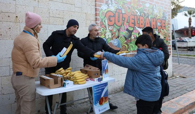 Güzelbahçe'de süt, poğaça ile birlikte öğrencilere kuruyemiş ve meyve de dağıtılacak