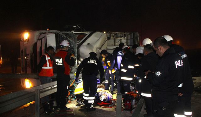 Amasya’da hurda yüklü tır devrildi, araçta sıkışan sürücüyü ekipler kurtardı