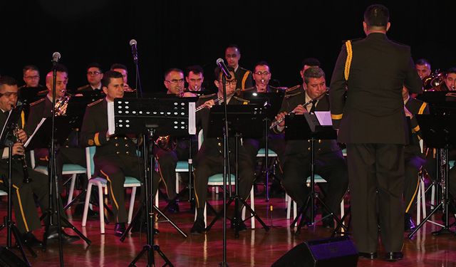 TSK Armoni Mızıkası Erzincan’da konser verdi