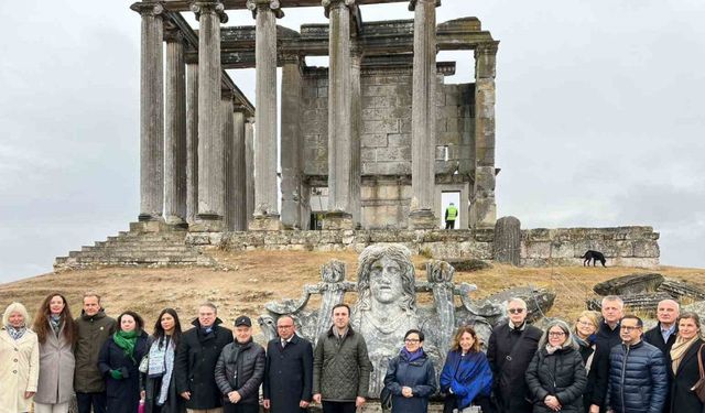 AB büyükelçileri, Çavdarhisar Aizanoi Antik Kenti’ni gezdi