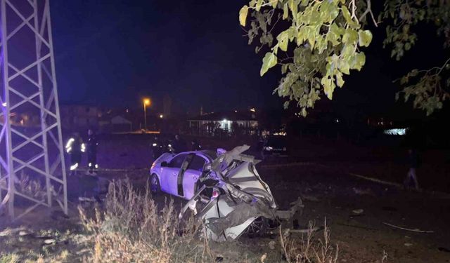 Amasya’da alkollü sürücünün kullandığı otomobil ağaca çarparak parçalandı: 2 ölü, 2 yaralı