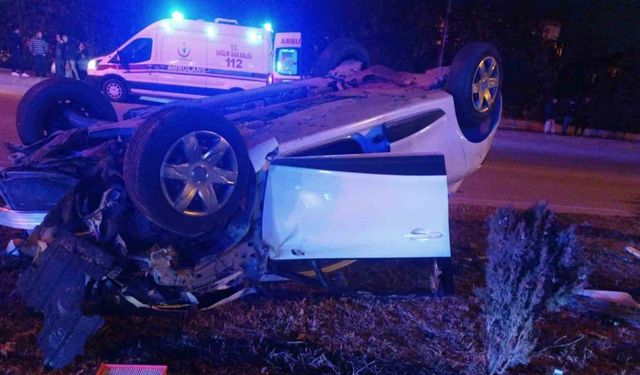 Amasya’da takla atan otomobil bariyerlere çarptı: 2 yaralı