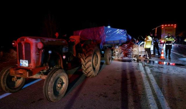 Araçta sıkışan sürücü hayatını kaybetti, eşini kurtarmak için ise ekipler zamanla yarıştı