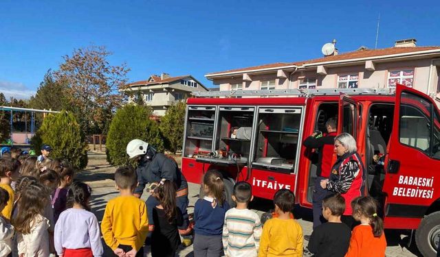 Babaeski’de anaokulu öğrencilerine itfaiye araçları ve malzemeleri tanıtıldı