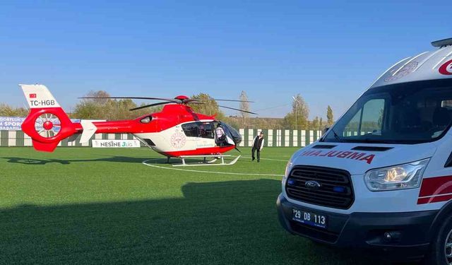 Boğazına fındık kaçan çocuk ambulans helikopterle Trabzon’a sevk edildi