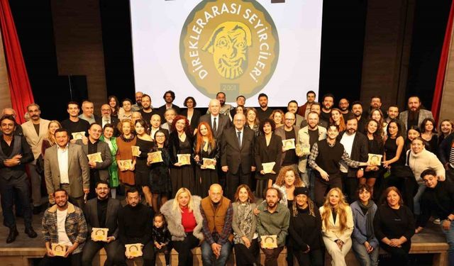 Bozüyük Belediye Tiyatrosu ödülü, Başkan Bakkalcıoğlu’na takdim etti