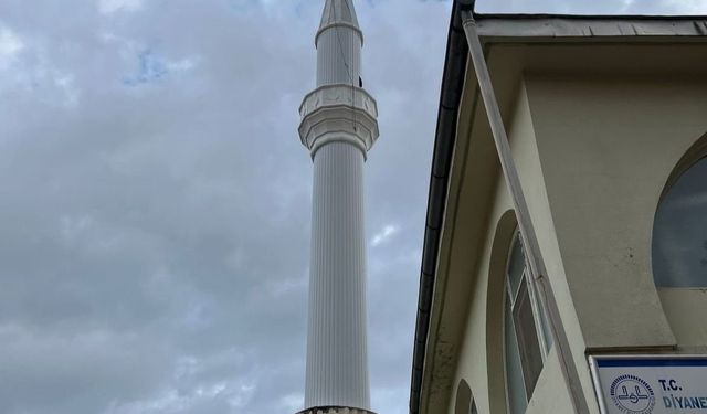 Depremde yıkılan cami minareleri yeniden inşa edildi