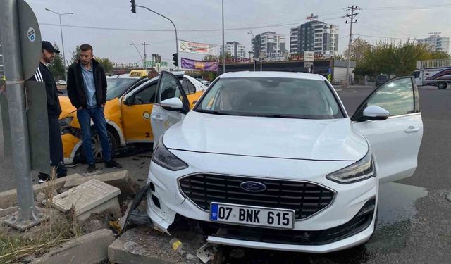 Diyarbakır’da iki otomobil çarpıştı: 1 yaralı