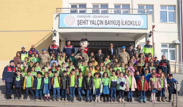 Dünya Çocuk Hakları Günü nedeniyle jandarma ekiplerinden ilkokul ziyareti