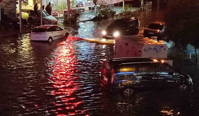 Fethiye’de sağanak yağış yolları göle çevirdi