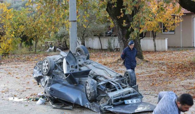 Fiat Tofaş otomobil kağıt gibi ezildi: 3 yaralı