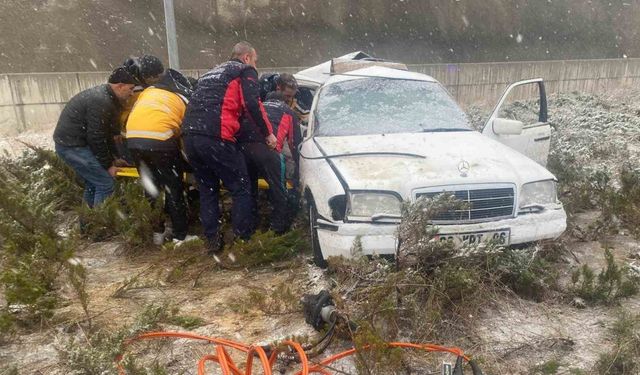 Gümüşhane’de kontrolden çıkan otomobil refüje çıktı: 2 yaralı