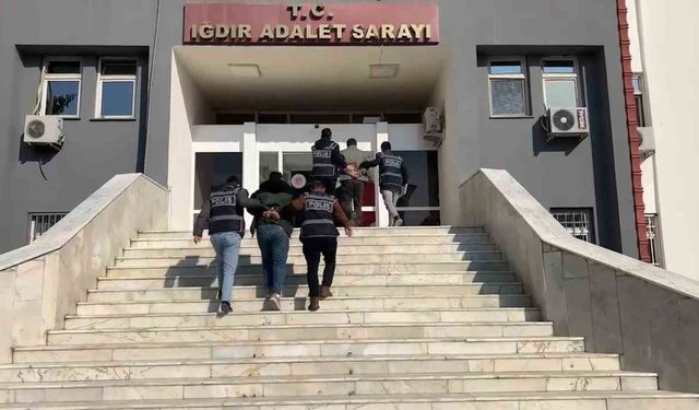 Iğdır’da saygı duruşuna uymayan ve İstiklal Marşı’nda ayağa kalkmayan iki kişi gözaltına alındı