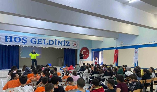 Jandarma ekipleri bilgilendirme çalışmalarını sürdürüyor