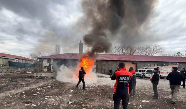 Kars’ta polise afet farkındalık ve yangın eğitimi verildi