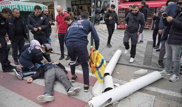 Lodosta çatıdan kopan boru adamın kafasına düştü