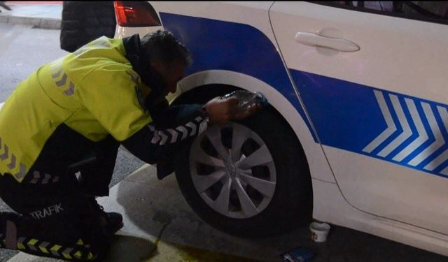 Polis aracına giren kedi için polis ve itfaiyeciler seferber oldu